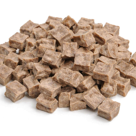 Barf Bravò snack educativo naturale in formato cubetti, realizzato con carne e cartilagine essiccate.