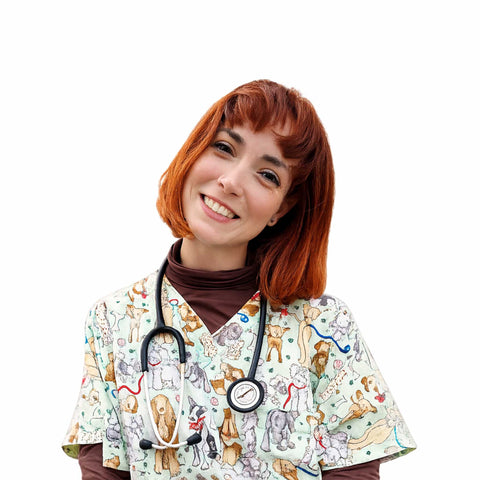 Dottoressa con camice a tema animali e stetoscopio, sorridente, pronta per la Consulenza + Formulazione dieta.