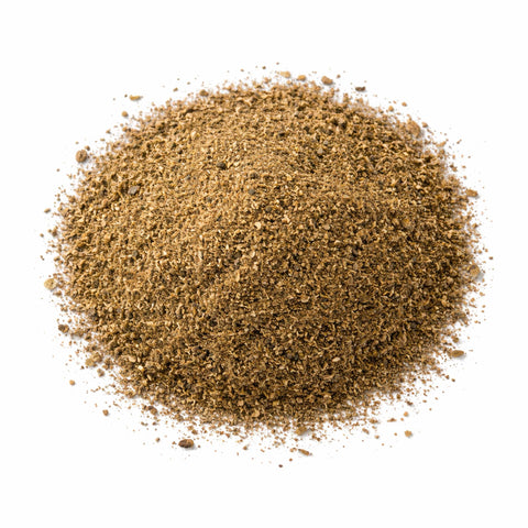 Erba medica disidratata in polvere, ricca di nutrienti per il benessere degli animali.