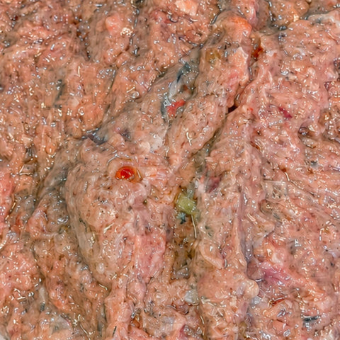 Macinato di trota salmonata fresco, alimento naturale e altamente digeribile per animali, privo di conservanti.