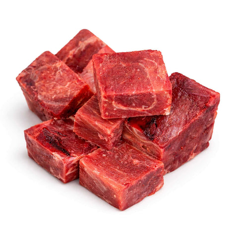 Polpa di cavallo a pezzettoni in cubetti rossi su sfondo bianco, ideale per cani con allergie.