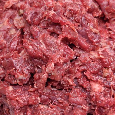 Polpa di daino macinata, carne macinata fresca e nutriente per l'alimentazione canina.