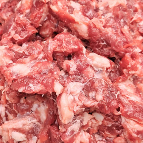 Polpa di maiale macinata, carne macinata di maiale, alimento nutriente per cani e gatti.