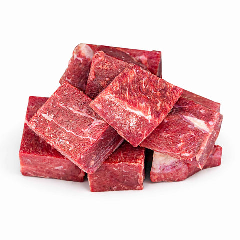 Polpa di manzo a pezzettoni, cubetti di carne di manzo fresca in un pile attraente.