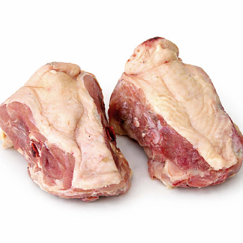 Schiene di pollo fresche pronte per la masticazione dei cani e per una dieta equilibrata.