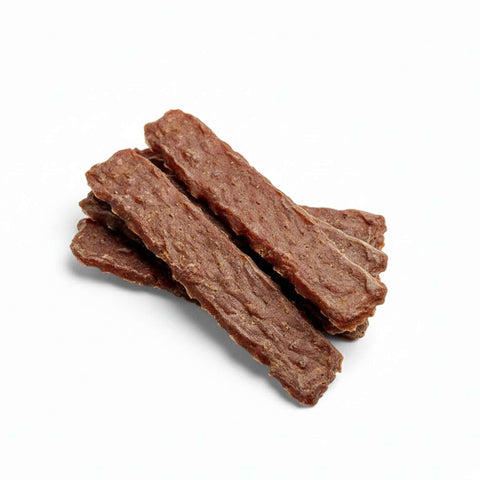 Strisce di carne essiccata: snack naturali ricchi di proteine e facilmente digeribili.