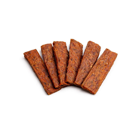 Strisce di carne essiccata: snack naturali ricchi di proteine, disponibili in vari gusti.