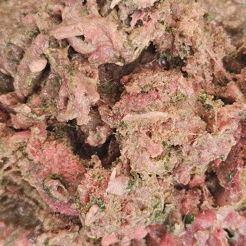 Compledog macinato BARF completo per cani, composto da carne e verdure naturali, senza additivi.