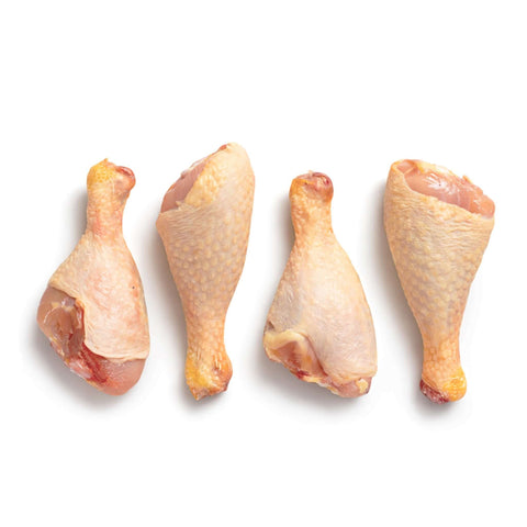Fusi di pollo freschi su sfondo bianco, ideali per una dieta naturale e nutriente per cani.