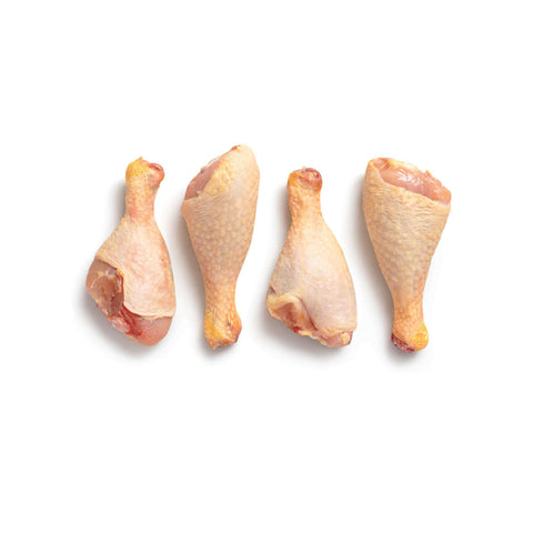 Fusi di pollo freschi su sfondo bianco, ideali per la dieta naturale del tuo cane.