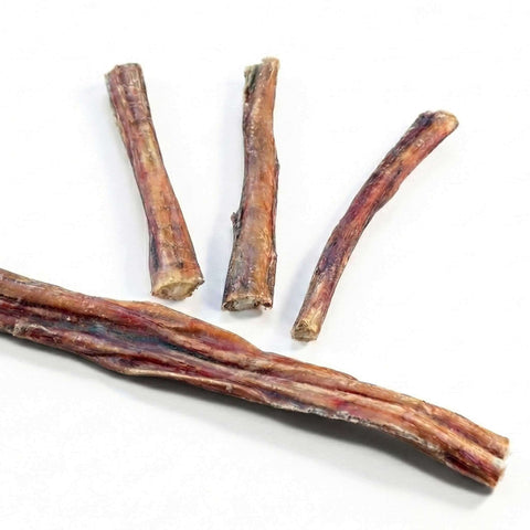 Nervo di manzo extra durevole, snack sano e naturale per cani, mostrati in diverse forme.