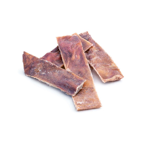 Pelle di manzo essiccata, snack per cani ricco di proteine, ideale per una masticazione prolungata.