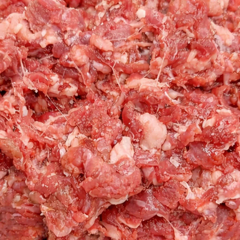 Polpa di bovino macinata fresca e di alta qualità, ideale per l'alimentazione quotidiana di cani e gatti.
