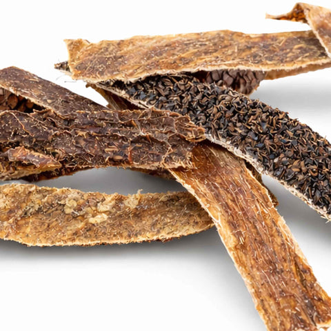 Trippa verde di manzo essiccata, snack naturale per cani in fette, diversi colori e texture.